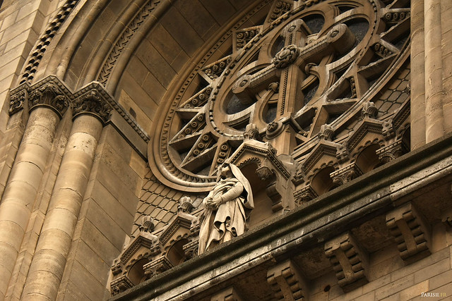 Détails sculptés de la rosace de la façade