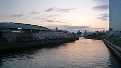 夕日を背に大坂城ホール
