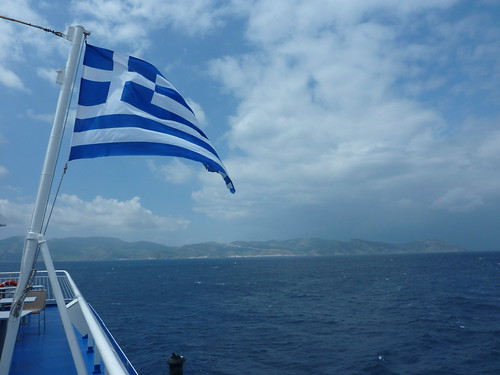 希臘國旗飄揚在藍藍的海上