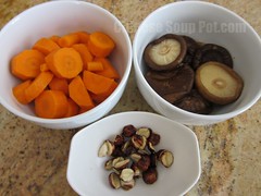 [Photo-ingredients for shiitake carrot lotus seed soup]