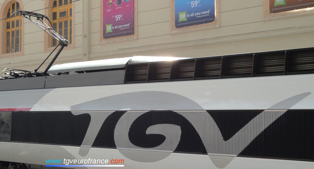 Logo TGV sur la motrice de la rame TGV PSE 65 pelliculée spécialement pour cette tournée célébrant les 30 ans du TGV