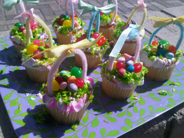 cute easter cupcakes recipes. Tori Spelling#39;s Easter basket