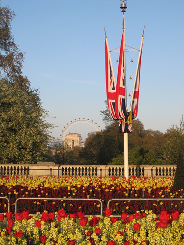 Outside Buckingham Palace by kipperfrog