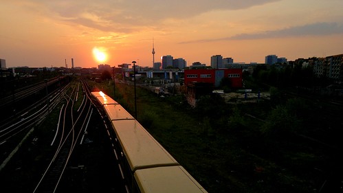 S-Bahn fährt in Friedrichshain, Berlin in den Sonnenuntergang.