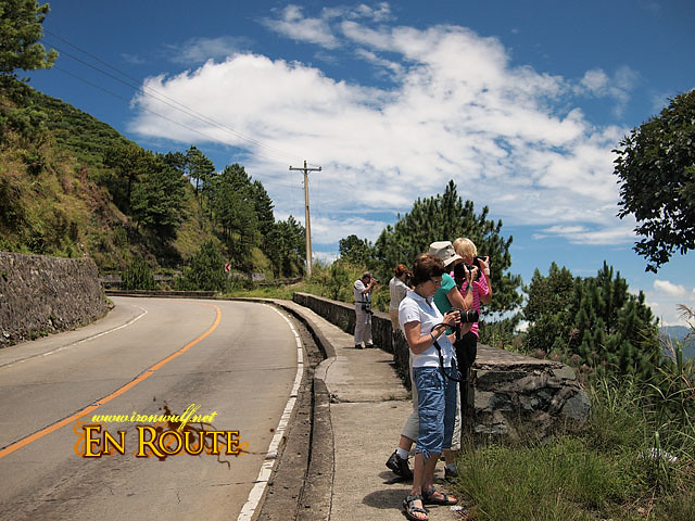 Thr photo group stopping by the road side at Atok