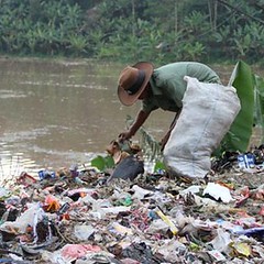 印尼首都雅加達80%的飲用水主要來自芝塔龍河。然而，河岸旁堆滿垃圾。圖片節錄自：國際線上報導。