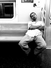 photo noir et blanc créativité homme métro Linear Crib