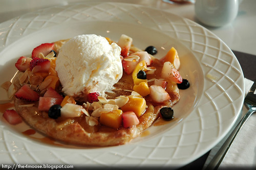 Hong Kong International Airport - Cocoa Apple Tart with Fruits, Almonds and Ice Cream