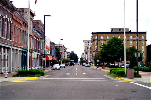 Paducah's Broadway (by: Angry Aspie, public domain via Wikimedia Commons)