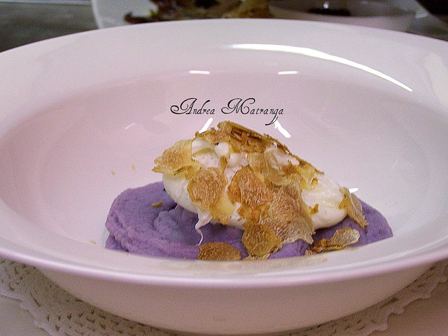 Uovo pochèe con tartufo bianco su spuma di patata blu