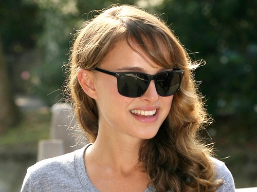 I will pick up two brands of fashion sunglasses worn by Natalie Portman.