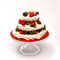 Meringue and Fruit Christmas Cake