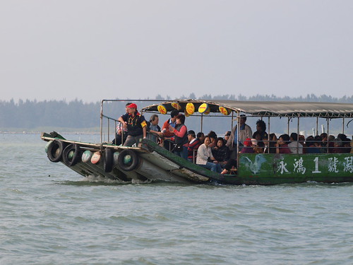 搭大型膠筏到台江內海上的沙洲上