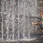 Petite fille à la fontaine, Budapest, Hongrie