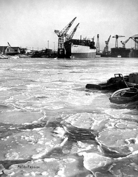 glaces dans les bassins gelés du port de Dunkerque pendant la vague de froid de février 1954