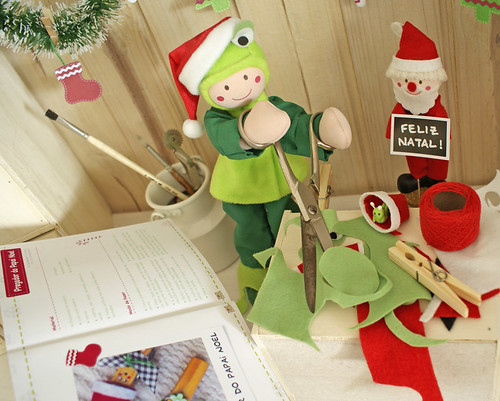 Com a ajuda do livrinho Natal Craft, vou fazer um Pregador do Papai Noel!
