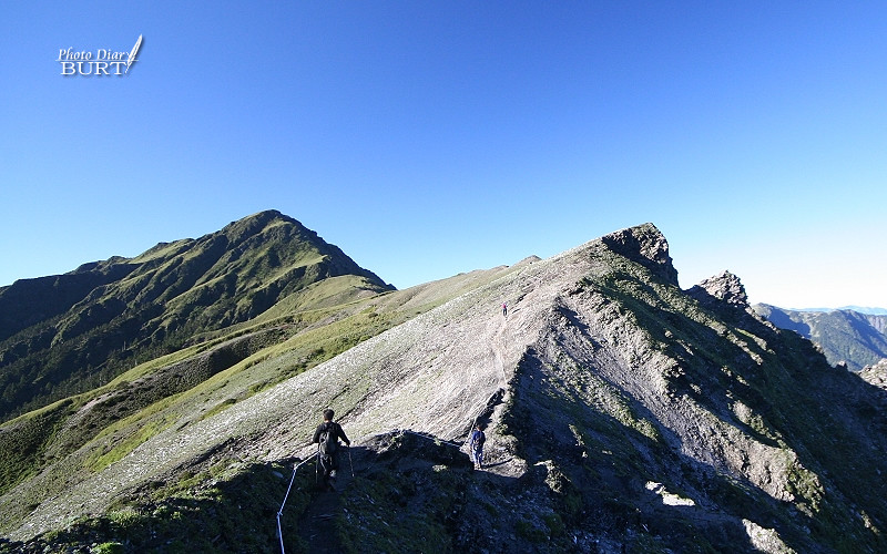 碎石坡與其後的奇萊主峰