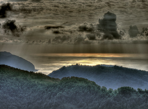 Artvin látkép tengerrel, naplementével és persze hegyekkel