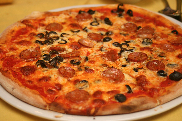 Pizza Lava - tomato, mozzarella, Italian salami and olives