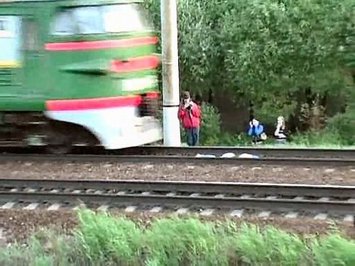 Gadis Menghadang Kereta Api Maut Di Rusia [ www.BlogApaAja.com ]