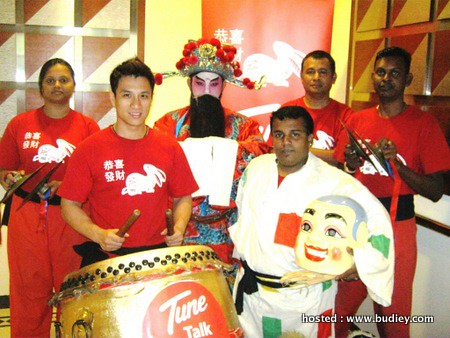 Muhibah Lion Dance Troupe with troupe leader James Attygalle (2nd right) (a)