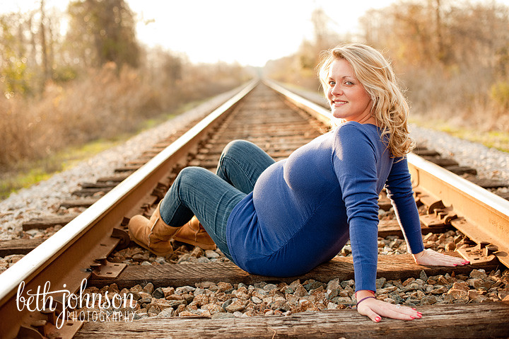 tallahassee maternity photo on train tracks