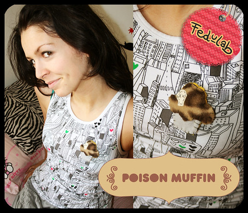 Muffin poison brooch