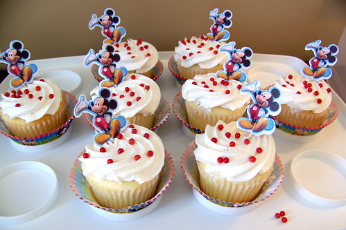 110225 Mickey Bday 04 - cupcakes