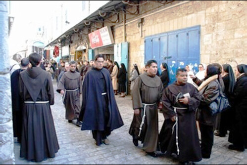Franciscanos en la Vía Dolorosa. Jerusalén