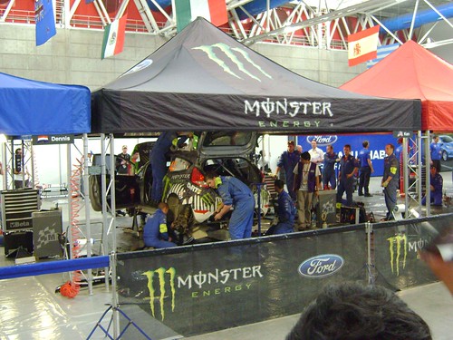 Monster Ford Rally Team trabajando en el auto de Ken Block Rental Car 2011
