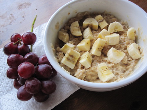 Peanut Butter Oatmeal with Bananas and Grapes
