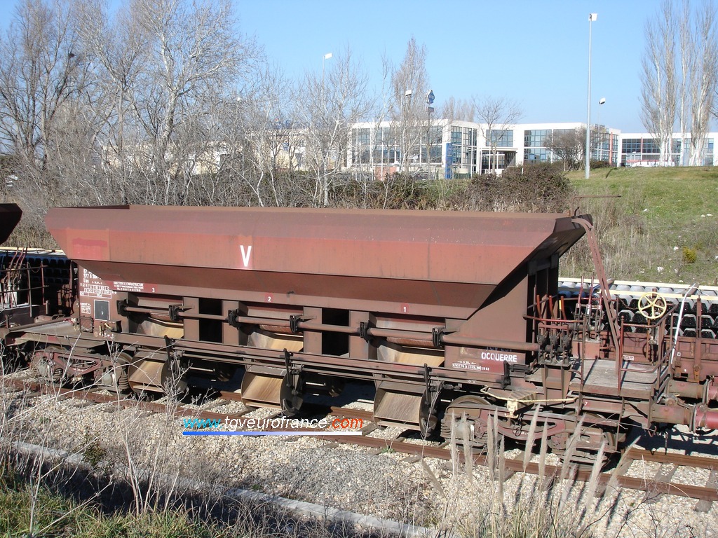 Un wagon de service de la SNCF utilisé pour le chantier de RVB entre Aix-en-Provence et Gardanne
