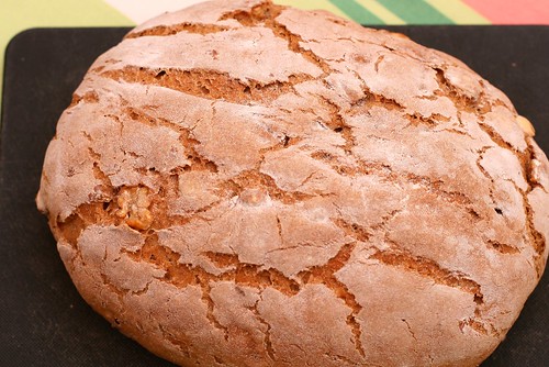 Roggen-Sauerteig-Brot mit Nüssen
