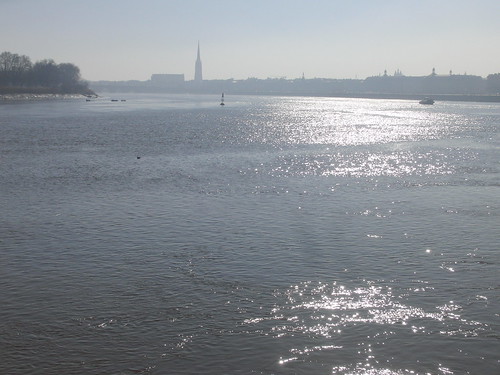 vistas del río garona: la luz reflejada en el río