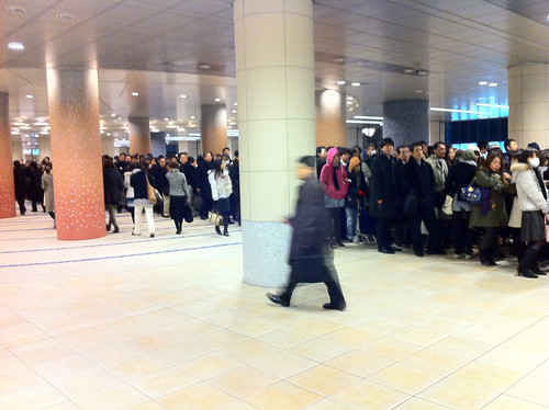 People lined up orderly for metro after the quake by =nat