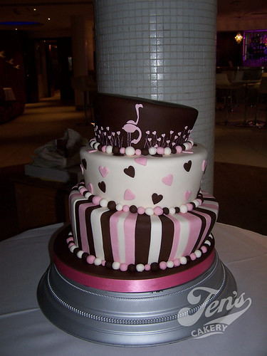 Flamingo wedding cake