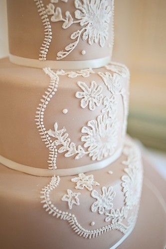  23Lace wedding cakeby