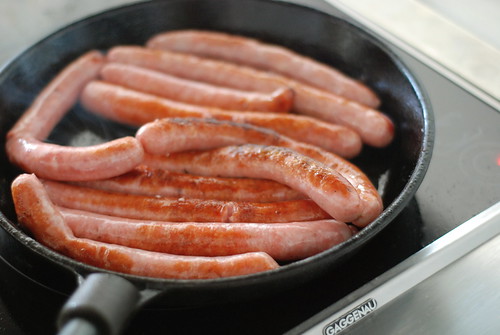 frying the sausages/vorstikeste praadimine