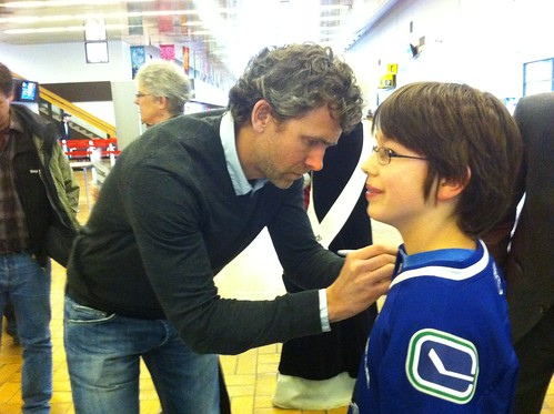 Trevor Linden signing jerseys at the Whitehorse airport #SHDiC