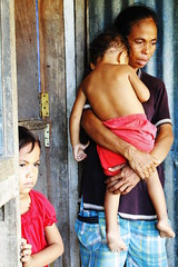 住在西帝汶再安置地Sulit的前東帝汶難民。想 返鄉，但兒女成群、經濟困難。圖片提供：王郁萱。