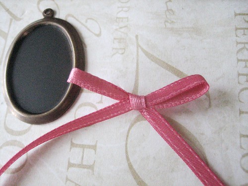 chalkboard necklace diy - making the ribbon bow