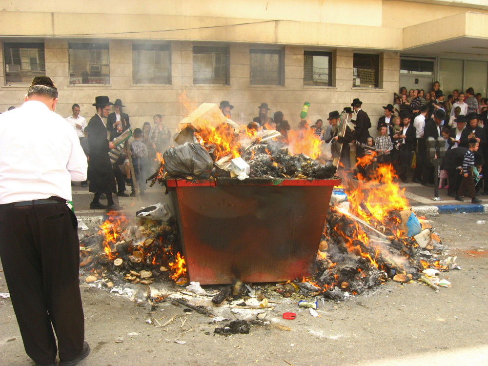 18-04-2011-burning-chametzin-bnei-brak3