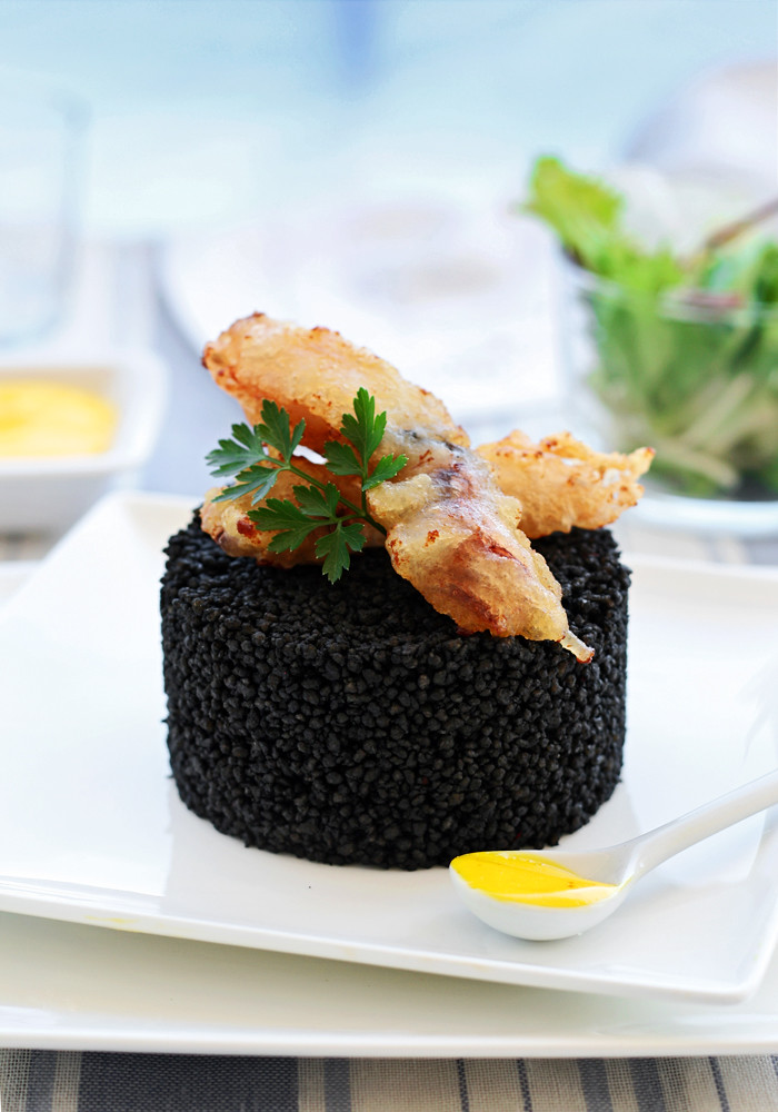 cous-cous negro con puntilla de calamar en tempura y alioli de azafrán