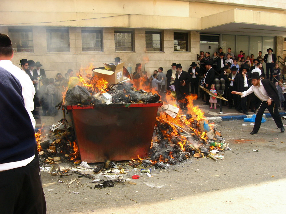 18-04-2011-burning-chametzin-bnei-brak4