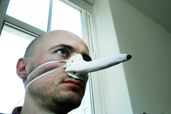 Finger Nose Stylus Allows Hands-Free Use of Touchscreen Device