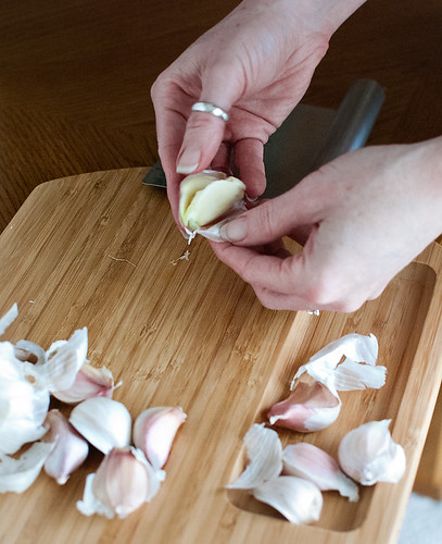 garlic-peeling