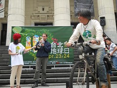 台灣環境資訊協會陳建志理事長與大地旅人Scott示範「素人音樂會」