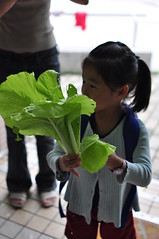 20091006-yoyo拿學校給的有機蔬菜