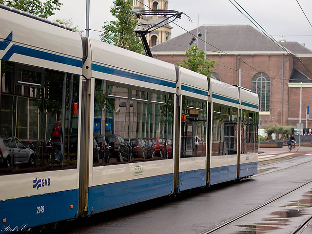 Tram Amsterdam geparkeerde autos