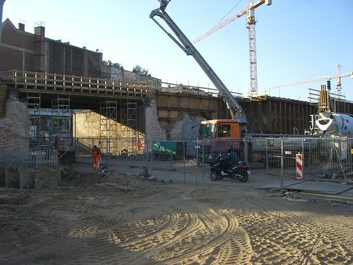 Die Fundamente der Eisenbahnbrücke nach Alt-Stralau sind fertig